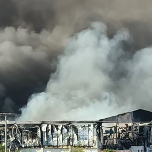 Φωτιά στον Ασπρόπυργο: Τραυματίες και τρεις διασωληνωμένοι – Αναφορές για δεξαμενή προπανίου