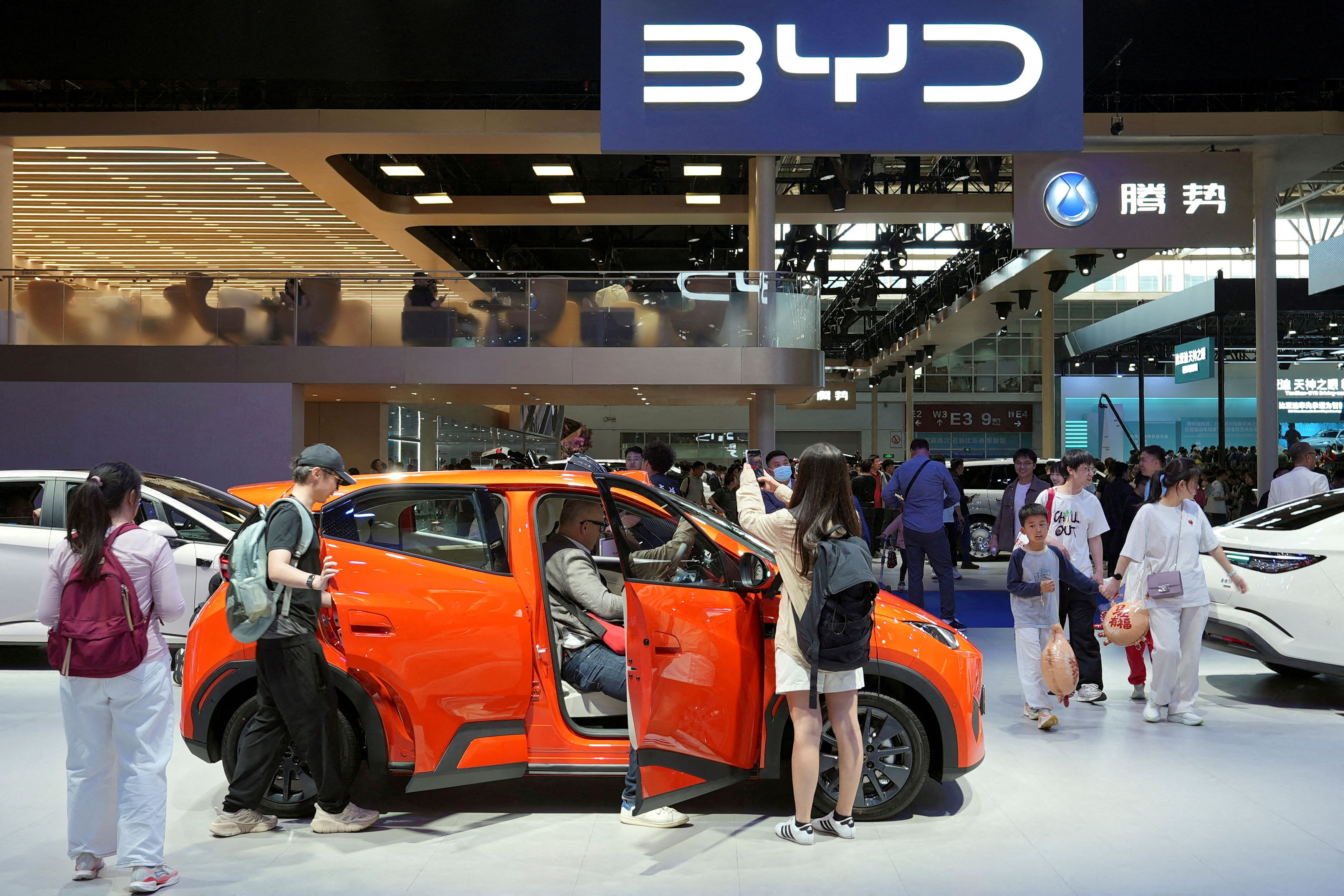 BYD: Μπορεί να πάρει το στέμμα της Toyota ακόμη και χωρίς την αγορά των ΗΠΑ