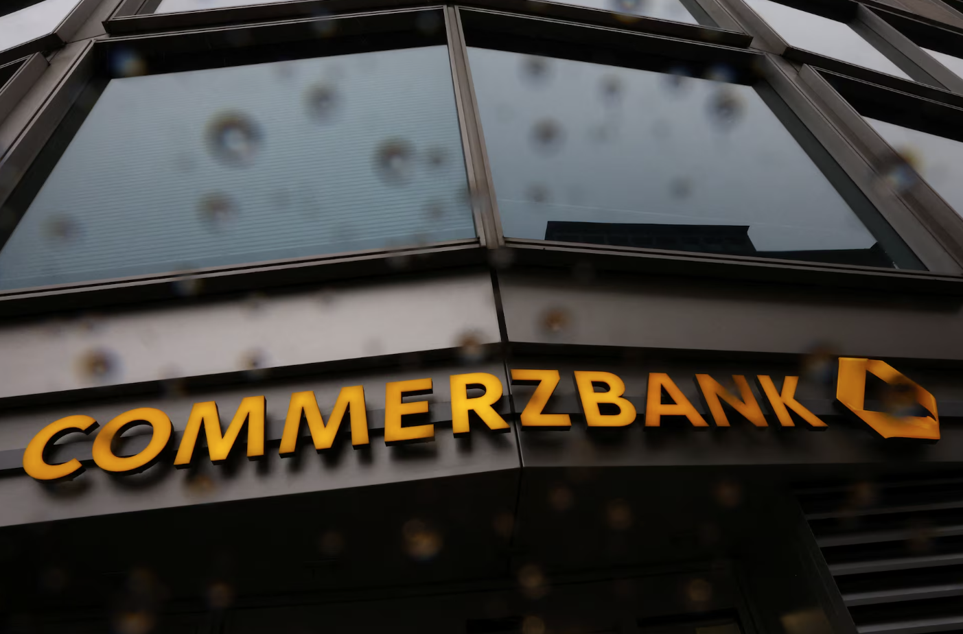 Commerzbank: Πως έφτασε στη παρούσα συγκυρία με την UniCredit