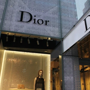Dior: Προβάδισμα έναντι της Chanel με το νυφικό της Τέιλορ Σουίφτ