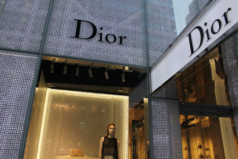 Dior: Προβάδισμα έναντι της Chanel με το νυφικό της Τέιλορ Σουίφτ