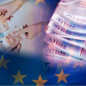 Greek Households 2nd-Worse in Savings, Real Incomes Fall in EU