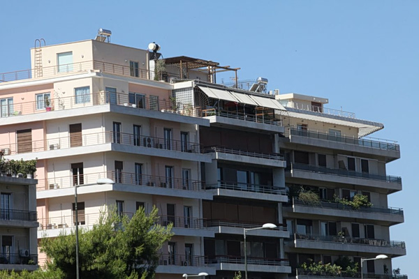 Αλλάζουν όλα στις πολυκατοικίες – Τι προβλέπεται για τα κοινόχρηστα