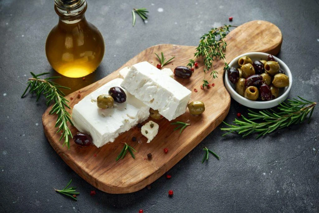 Φέτα και ελαιόλαδο: Πάνω από 2,1 δισ. ευρώ η αξία των εξαγωγών το 2025 – Επικαιροποίηση στο Ελαιοκομικό Μητρώο