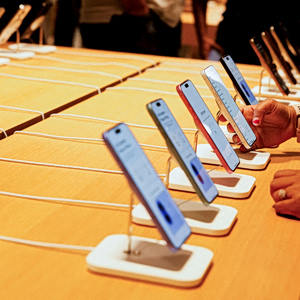 Apple: Φλερτ με startup που μειώνει το μέγεθος των μοντέλων ΑΙ για iPhone