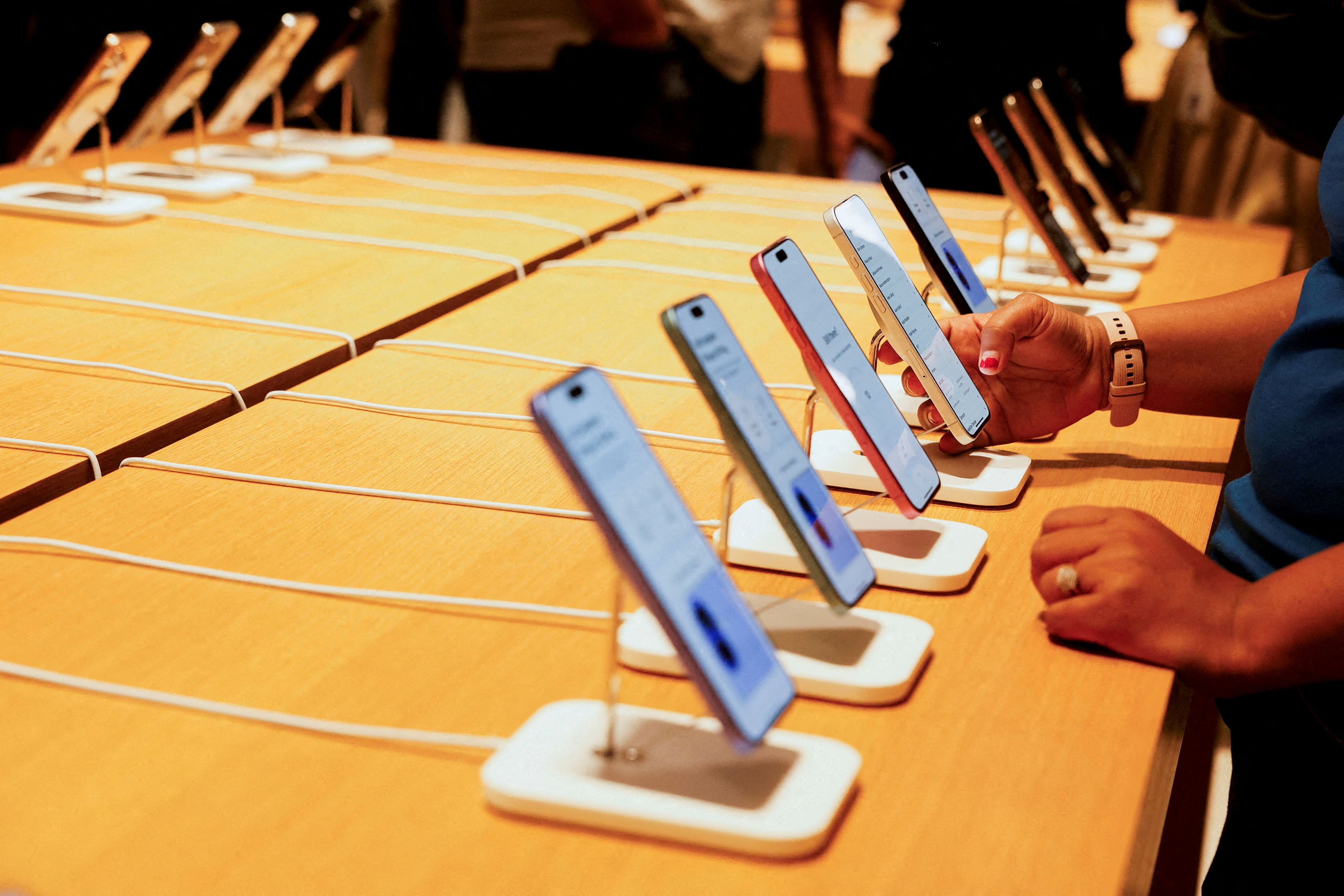 Apple: Φλερτ με startup που μειώνει το μέγεθος των μοντέλων ΑΙ για iPhone