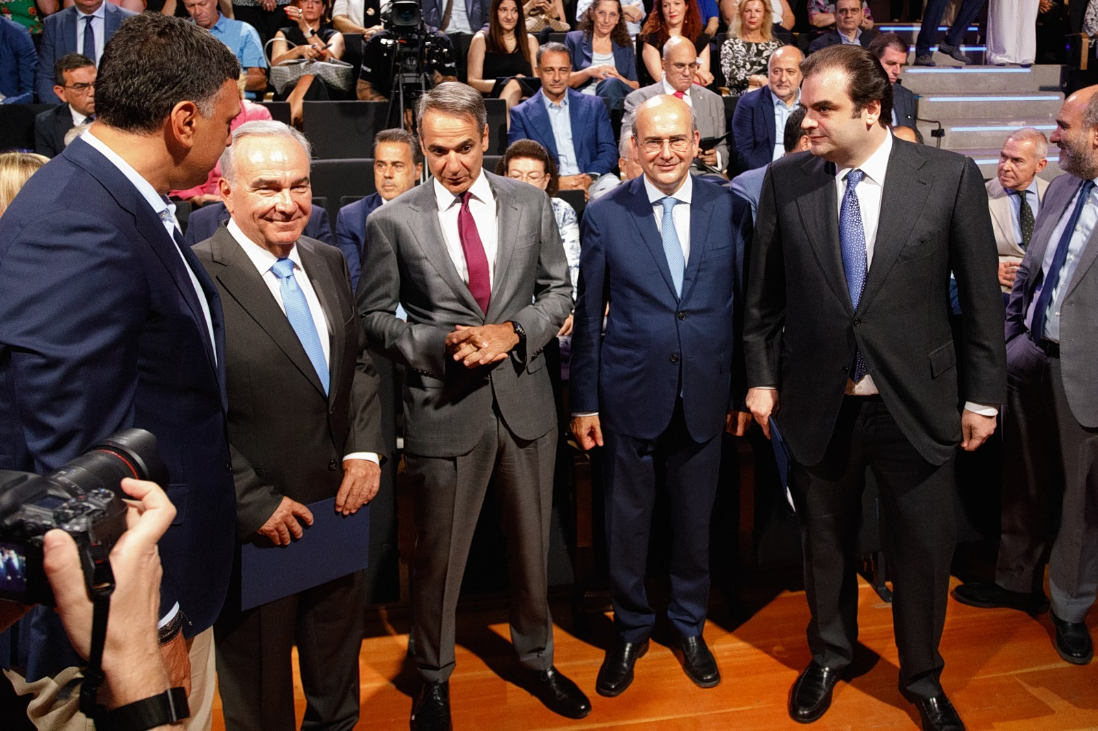 Με φιέστα και κορδέλα…