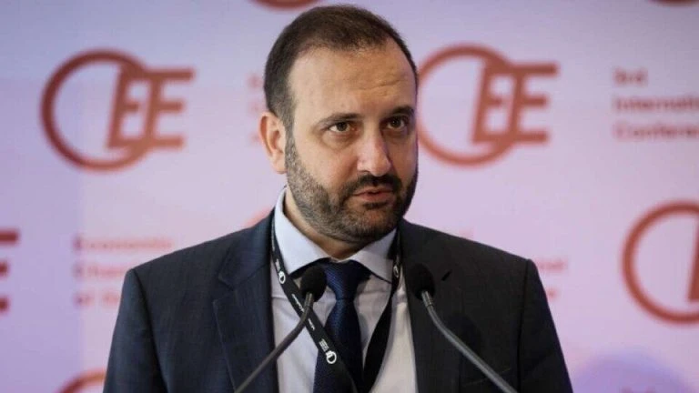 Κόλλιας: Πρόταση για ρήτρα 20ετούς σταθερού φορολογικού καθεστώτος για την επαγγελματική ασφάλιση