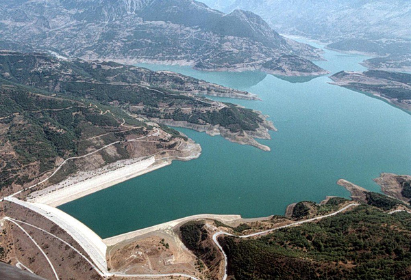 Λειψυδρία: Ταχύτερες αδειοδοτήσεις για αφαλατώσεις – Νέοι κανόνες ανάθεσης έργων