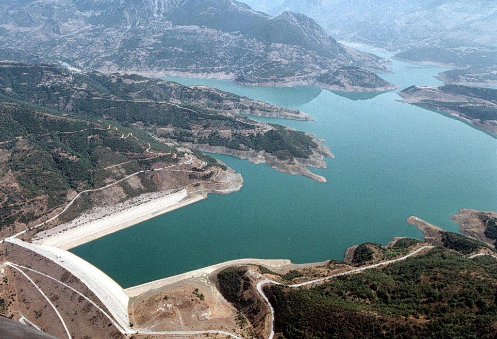 Λειψυδρία: Ταχύτερες αδειοδοτήσεις για αφαλατώσεις – Νέοι κανόνες ανάθεσης έργων