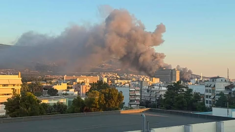 Φωτιά στο παλιό κτίριο του Μπάντμιντον στο Πάρκο Γουδή – Μήνυμα από το 112