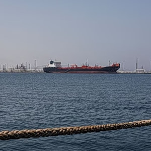 Στενά του Ορμούζ: Κατέρρευσαν οι διελεύσεις – Τα πλοία στρέφονται στον ιρανικό διάδρομο