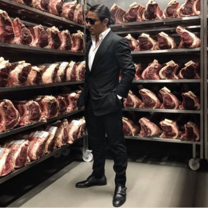 Salt Bae: Χρονιά δοκιμασίας το 2024 για τον Τούρκο «σταρ» των εστιατορίων