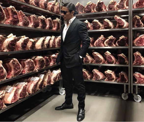 Salt Bae: Χρονιά δοκιμασίας το 2024 για τον Τούρκο «σταρ» των εστιατορίων