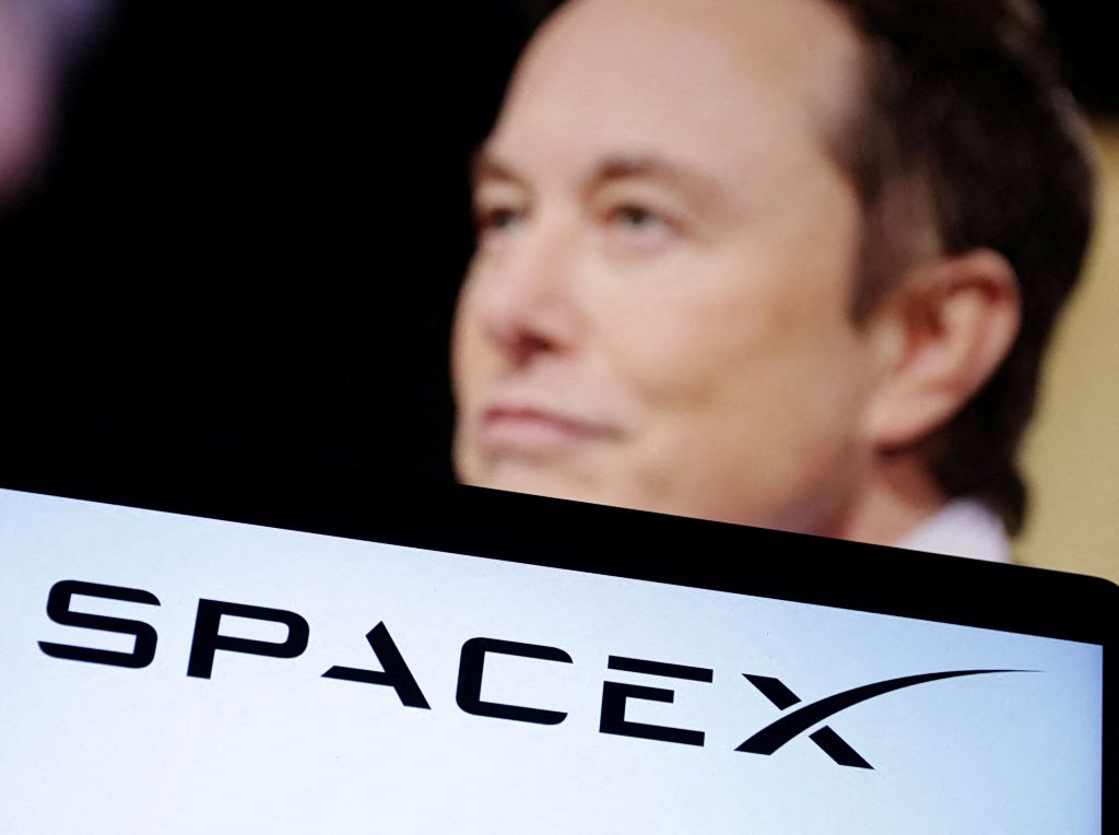 SpaceX: Τα απομεινάρια ενός πυραύλου, οι φήμες και το…κοκτέιλ
