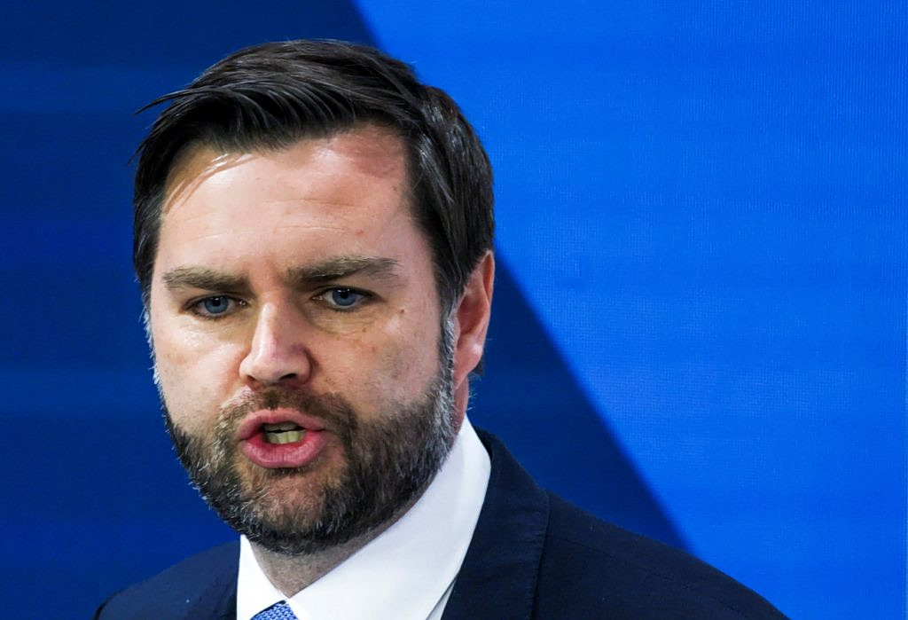 Βανς: «Στόχος υπ’ αριθμόν ένα» να παραμείνουν χαμηλά οι τιμές των καυσίμων