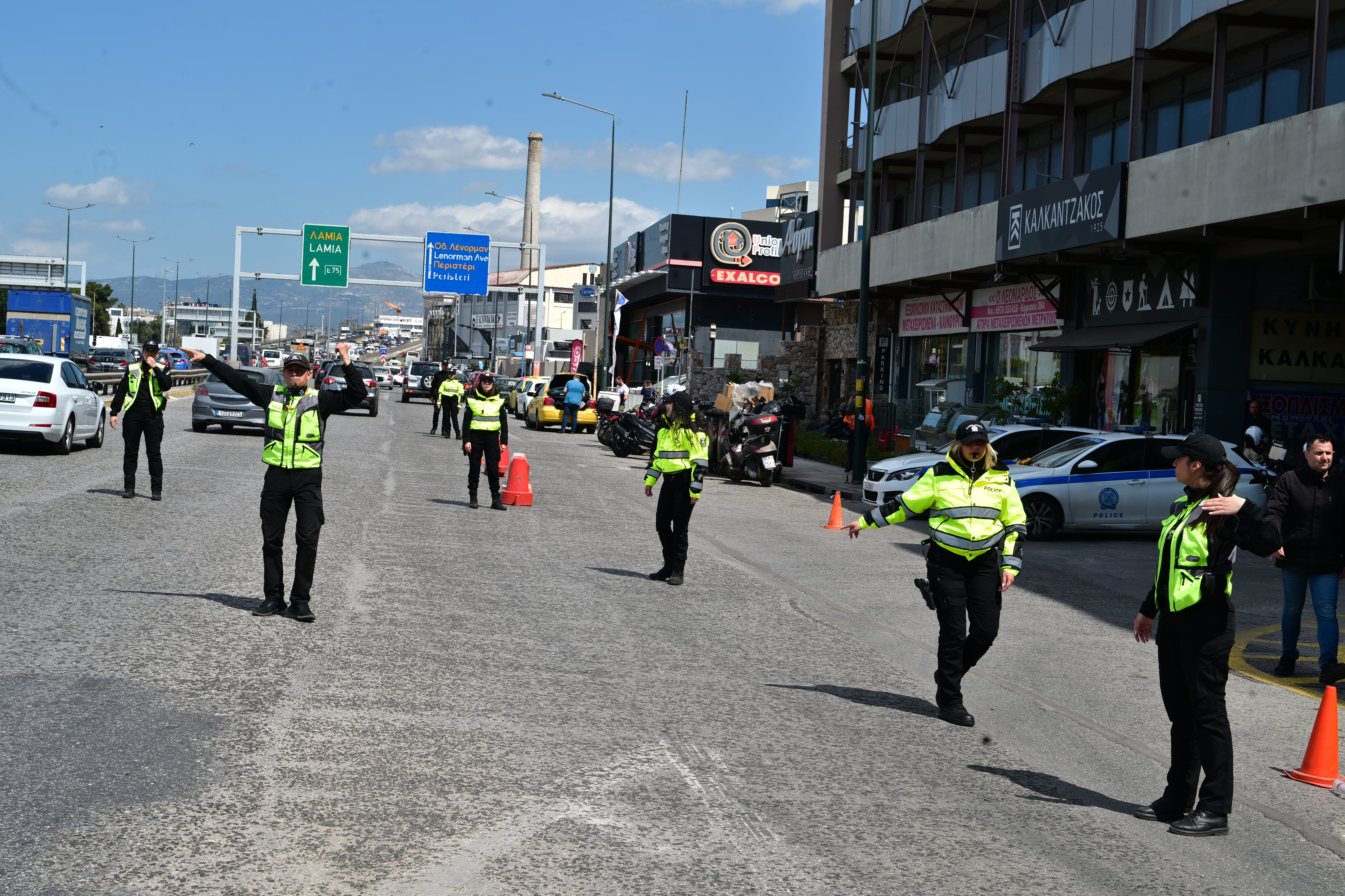 Πότε κινδυνεύει με πρόστιμο ο συνοδηγός – Τι προβλέπει ο νέος ΚΟΚ