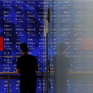 Ασιατικά χρηματιστήρια: Πιέσεις, «βουτιά» 2,5% για τον Nikkei