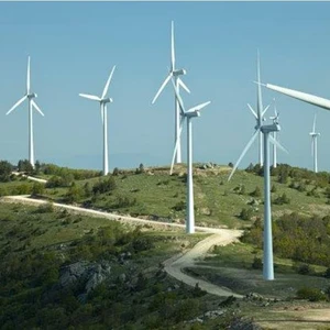 Χωροταξικό ΑΠΕ: Τι φέρνουν οι νέες ρυθμίσεις – Πού μπαίνουν «κόφτες»