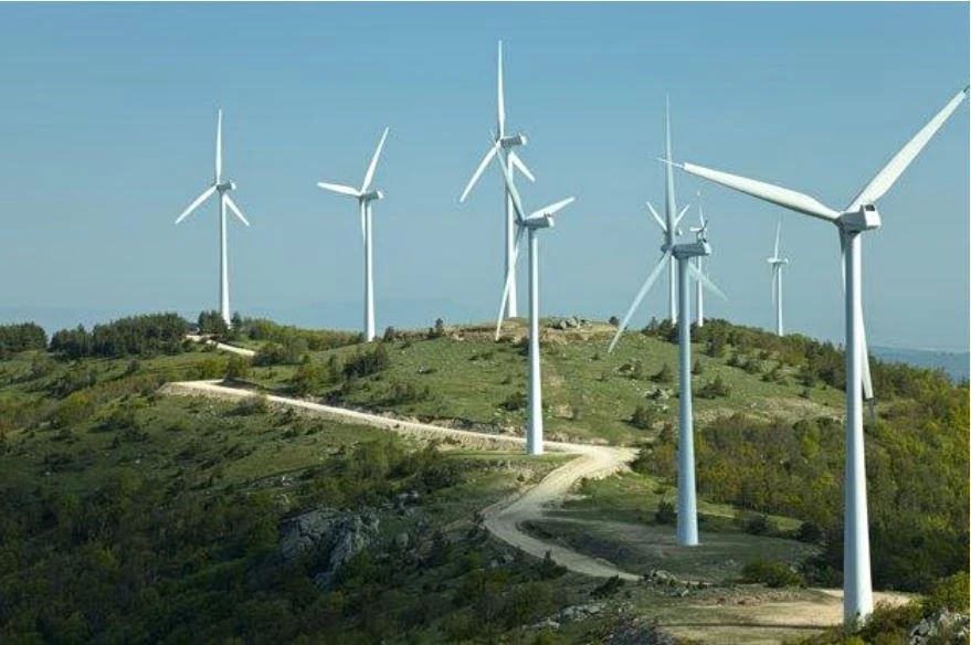 Χωροταξικό ΑΠΕ: Τι φέρνουν οι νέες ρυθμίσεις – Πού μπαίνουν «κόφτες»