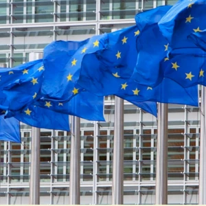 Κομισιόν: Γιατί τόσοι πολλοί θέλουν να εργαστούν εκεί αλλά καταλήγουν δυστυχισμένοι