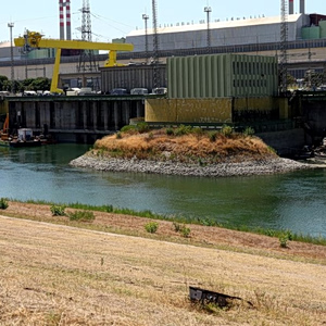 Ουγγαρία: Βυθίζει φορτηγίδες για να ανυψώσει τον Δούναβη κοντά στο πυρηνικό της εργοστάσιο