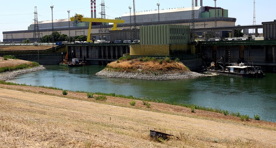 Ουγγαρία: Βυθίζει φορτηγίδες για να ανυψώσει τον Δούναβη κοντά στο πυρηνικό της εργοστάσιο