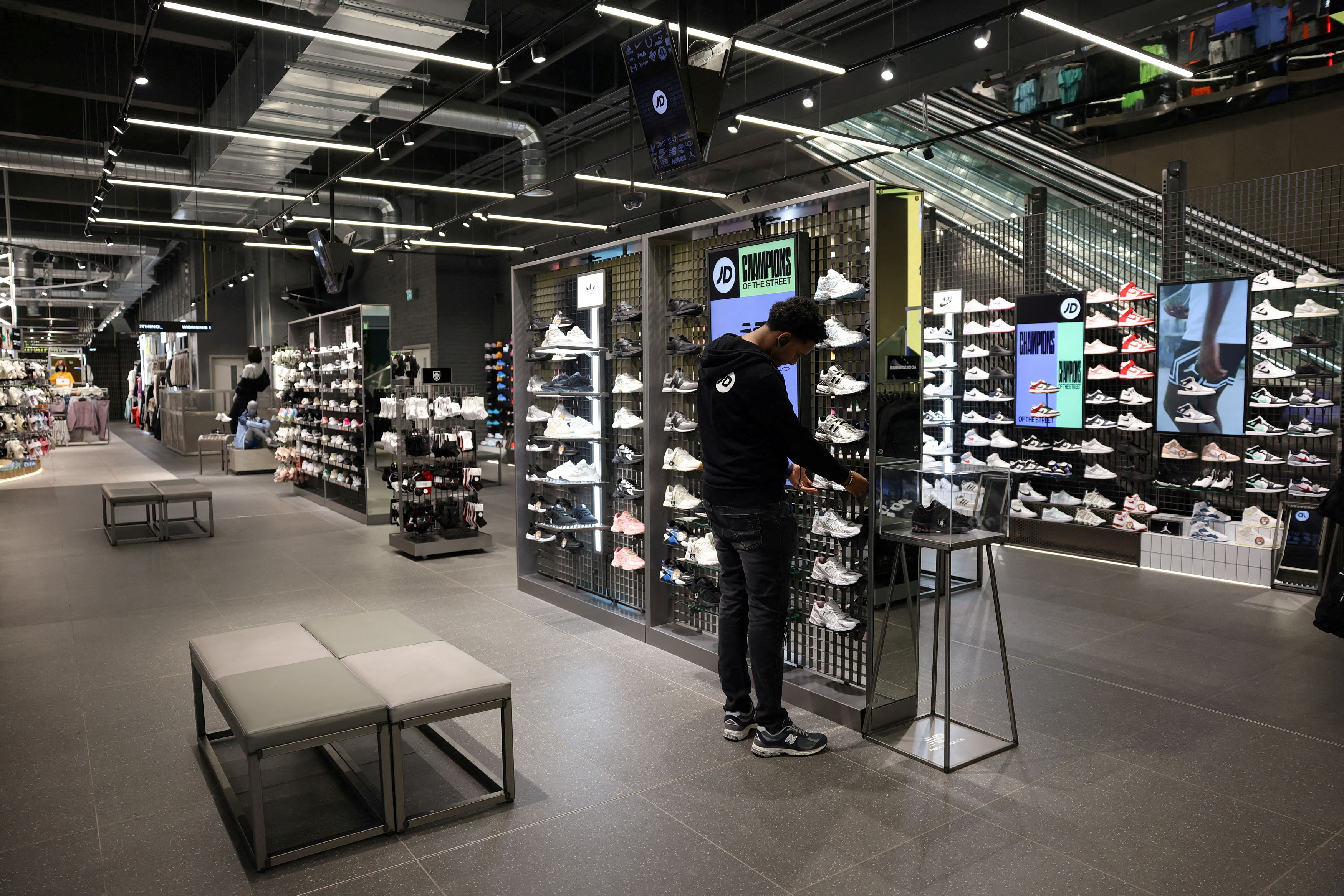 JD Sports: Οι «εκπλήξεις» του 2ου τριμήνου και οι προειδοποιήσεις για τα κέρδη