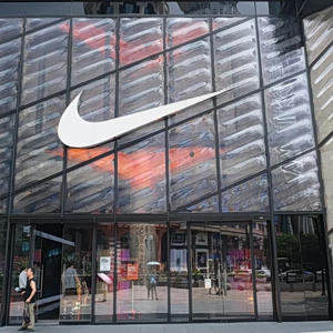 Nike: Η μετοχή της οδεύει προς τη χειρότερη χρονιά μετά το 1993