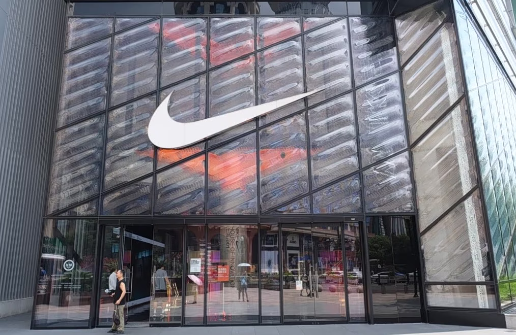 Nike: Η μετοχή της οδεύει προς τη χειρότερη χρονιά μετά το 1993