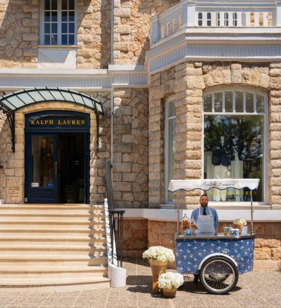Ralph Lauren: Πάνω από τις εκτιμήσεις των αναλυτών – Διαχρονική αξία στην Ελλάδα