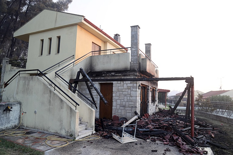 Χαλκιδική: Σε ύφεση το πύρινο μέτωπο στη Χαλκιδική, αναφορές για καμένα σπίτια