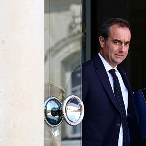 Γαλλία: Ο Λεκορνί πιέζει τους ασφαλιστές να καλύψουν τις ζημιές από τις πυρκαγιές