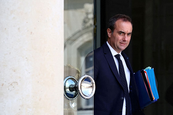 Γαλλία: Ο Λεκορνί πιέζει τους ασφαλιστές να καλύψουν τις ζημιές από τις πυρκαγιές