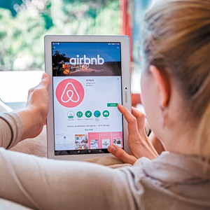 ΕΕ: Φέρνει μέτρα που «παγώνουν» τα Airbnb