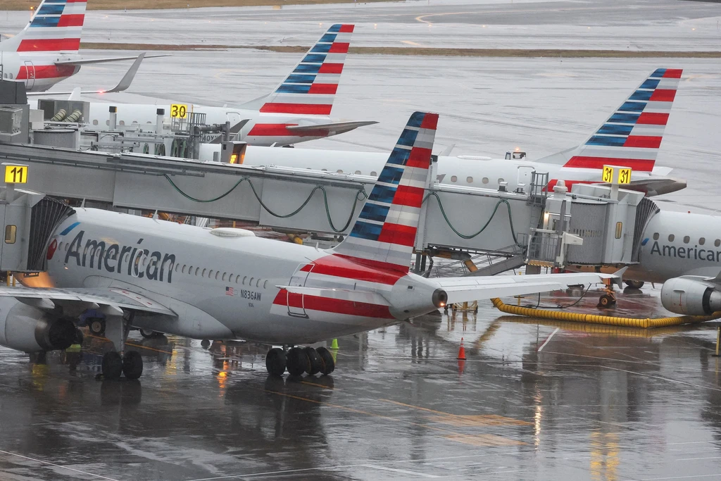 American Airlines: Επαναφέρει… οθόνες στα καθίσματα για να αυξήσει τα κέρδη της
