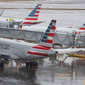 American Airlines: Επαναφέρει… οθόνες στα καθίσματα για να αυξήσει τα κέρδη της