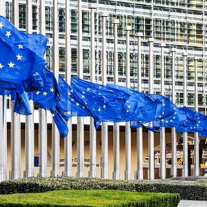 Κομισιόν: Xαιρετίζει τις δεσμεύσεις των Coca-Cola, Nestlé και Danone να τροποποιήσουν τους ισχυρισμούς περί ανακύκλωσης σε πλαστικά μπουκάλια