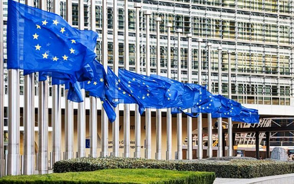 Κομισιόν: Xαιρετίζει τις δεσμεύσεις των Coca-Cola, Nestlé και Danone να τροποποιήσουν τους ισχυρισμούς περί ανακύκλωσης σε πλαστικά μπουκάλια