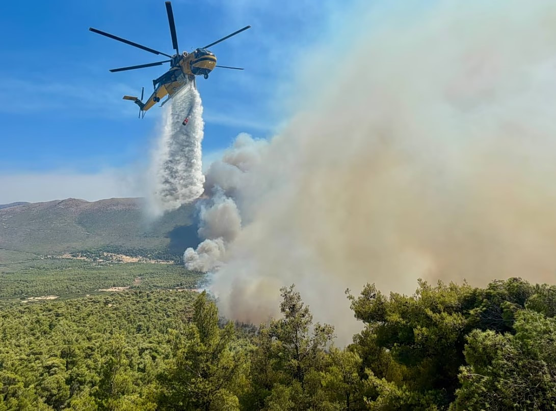 Πυρκαγιές: Συγκρούστηκαν στον αέρα δύο ελικόπτερα στην Ψάθα