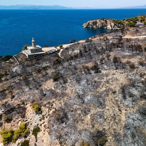 The Independent: Είναι ασφαλές να επισκεφθεί κανείς την Ελλάδα εν μέσω δασικών πυρκαγιών;