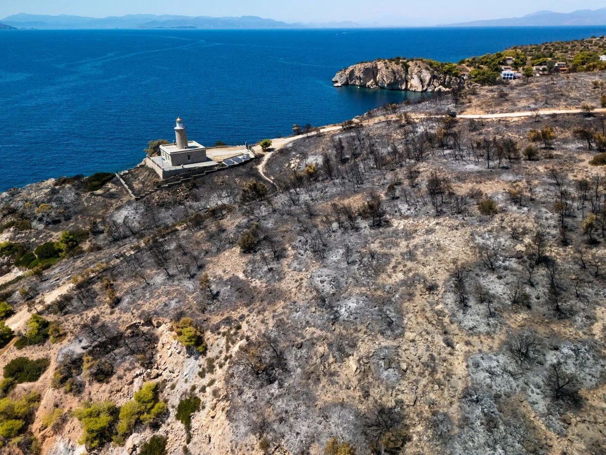 The Independent: Είναι ασφαλές να επισκεφθεί κανείς την Ελλάδα εν μέσω δασικών πυρκαγιών;