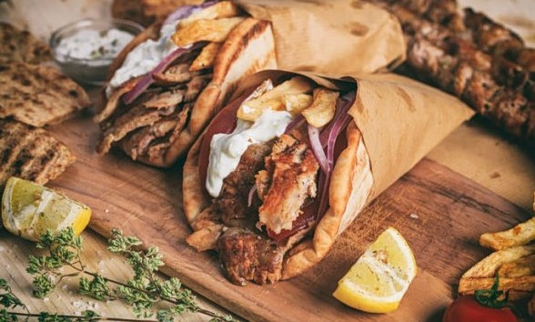 Gyronomics: H ελληνική εκδοχή του «δείκτη Big Mac» – Η αγοραστική μας δύναμη σε… πιτόγυρα