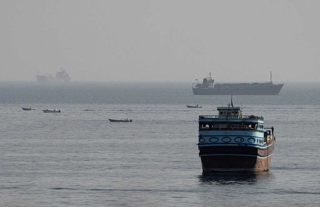 Στενά του Ορμούζ: Προς συμφωνία Ιράν – Ομάν για διέλευση με «εθελοντικά» τέλη και τις ΗΠΑ «θεατή»