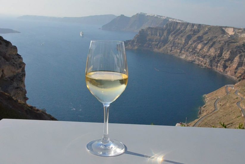 Santo Wines: Η κρίση του αμπελώνα, η συρρίκνωση του οινοτουρισμού και ο «κόφτης» στα έξοδα