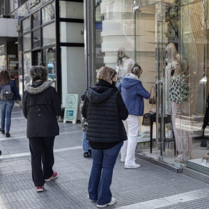 Λιανικό εμπόριο: Αρνητικά τα αποτελέσματα των θερινών εκπτώσεων – Τι δείχνει η έρευνα της ΕΣΕΕ [γραφήματα]