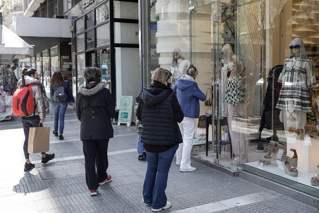 Λιανικό εμπόριο: Αρνητικά τα αποτελέσματα των θερινών εκπτώσεων – Τι δείχνει η έρευνα της ΕΣΕΕ [γραφήματα]