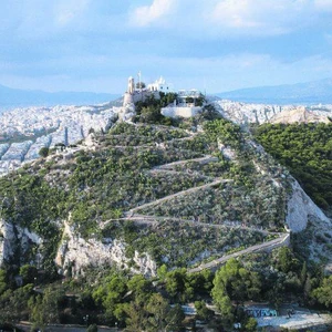 Δεκαπενταύγουστος: Ανοικτός ο Λόφος Λυκαβηττού – Παραμένει κλειστός ο Λόφος Φινόπουλου