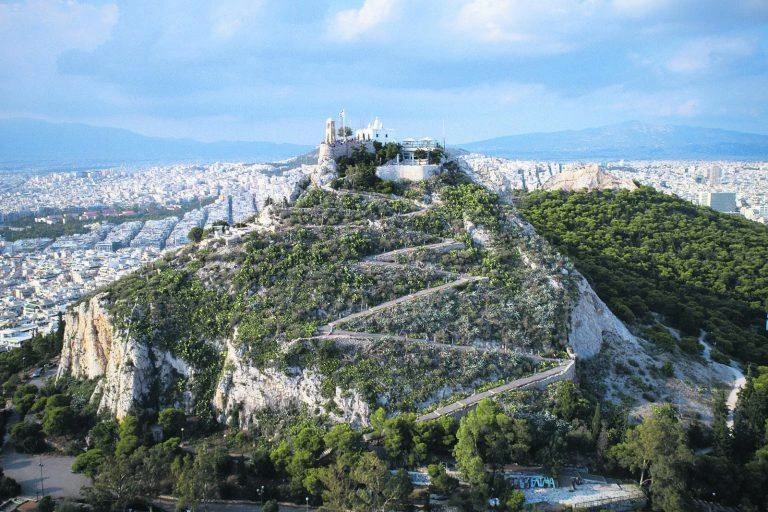 Δεκαπενταύγουστος: Ανοικτός ο Λόφος Λυκαβηττού – Παραμένει κλειστός ο Λόφος Φινόπουλου