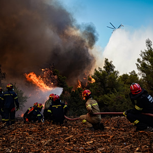 Στις φλόγες για 5η μέρα η Δυτική Αττική – Λούμπα, Άγιος Νεκτάριος, Μονή Παναχράντου τα κρίσιμα μέτωπα